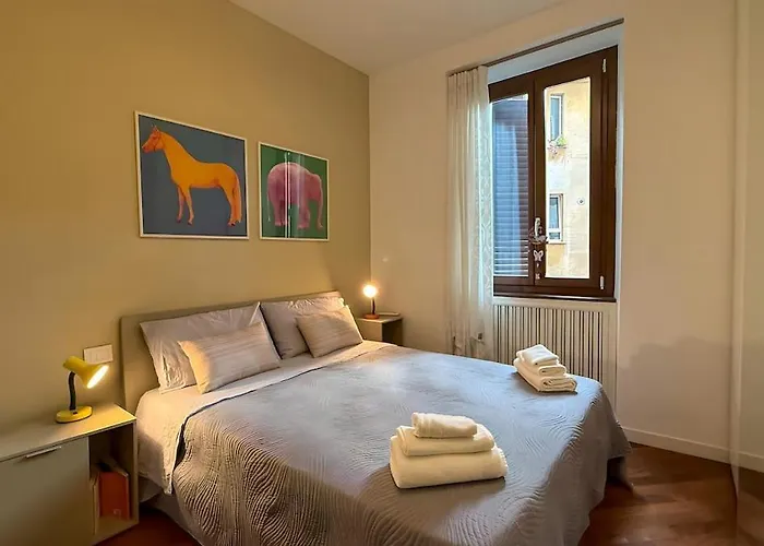 Elegant Escape Walk To The Colosseum