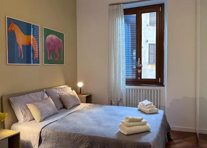Elegant Escape Walk To The Colosseum