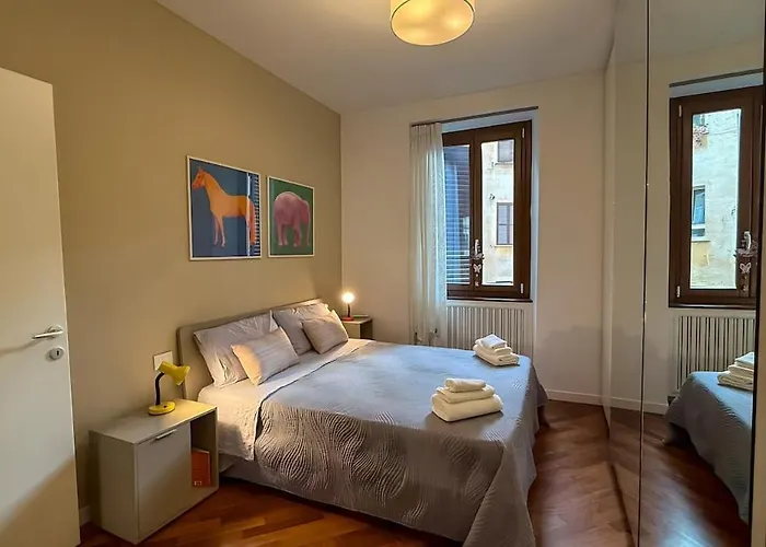 Elegant Escape Walk To The Colosseum *