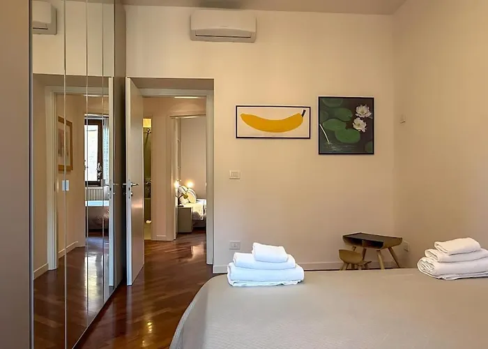 Elegant Escape Walk To The Colosseum * Rom